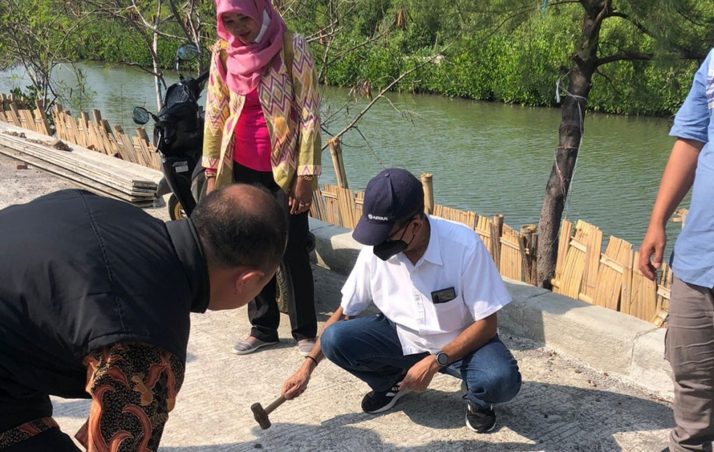 Warga Sayung Demak Perbaiki Jalan Rusak dengan Dana Kotak Amal