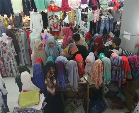 Lebaran di Tengah Sisa Bencana, Baju Baru Jadi Cara Penyintas Menguatkan Diri